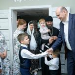 Накануне Дня семьи, любви и верности врио губернатора Евгений Солнцев встретился с многодетной семьей Анисимовых