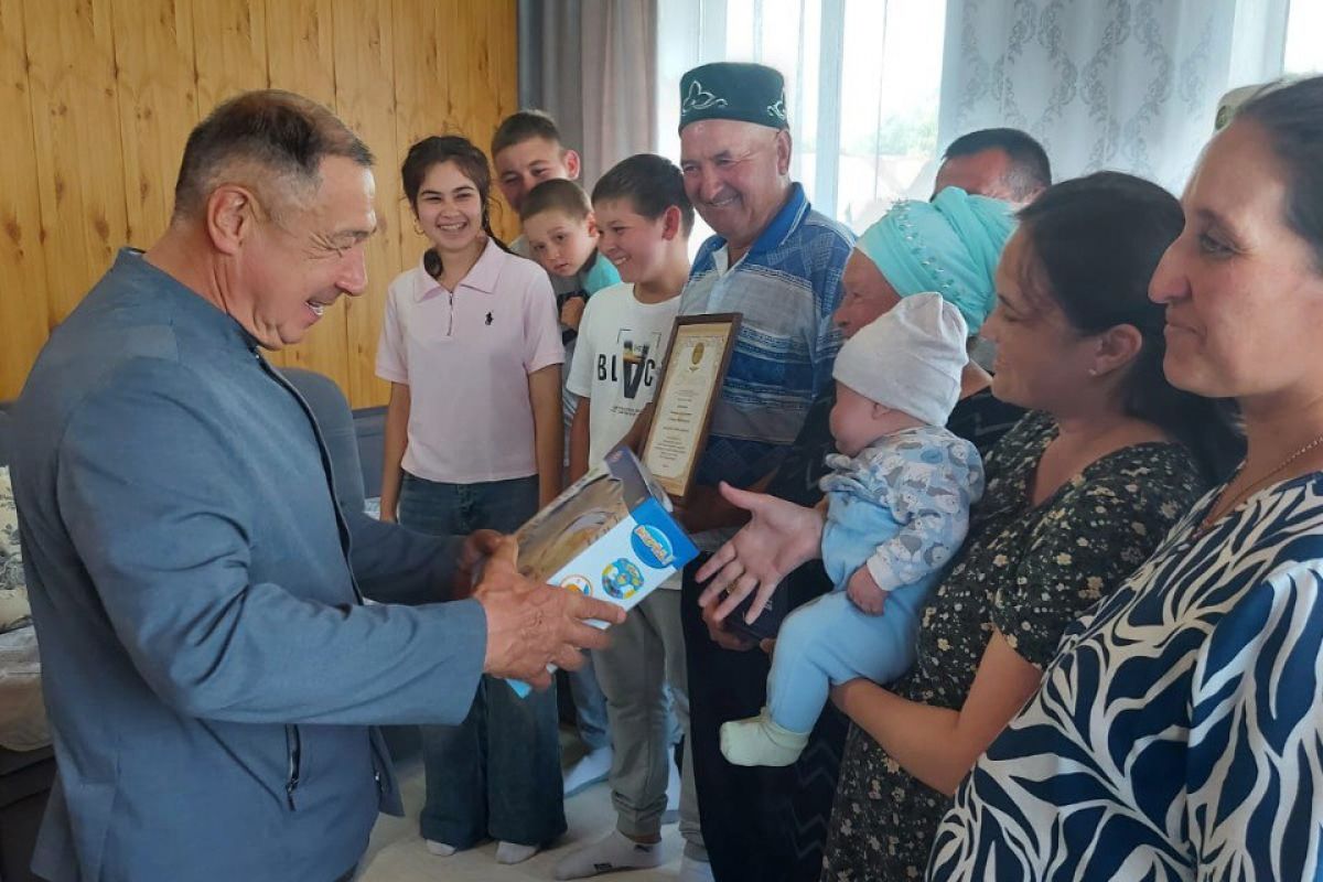Семье Низамеевых из Сабинского района вручили медаль «За любовь и верность»
