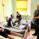 Елена Бондаренко помогает раненым бойцам