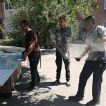 Депутат Павел Бережной помогает с установкой стеклопакетов в пострадавшем от атаки БПЛА многоквартирном доме в Миллеровском районе