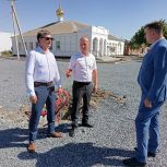 Депутат «Единой России» Сергей Суховенко ознакомился с благоустройством парка Мелиораторов в поселке Веселый