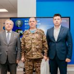 В Липецке единороссы вручили партбилеты участникам СВО