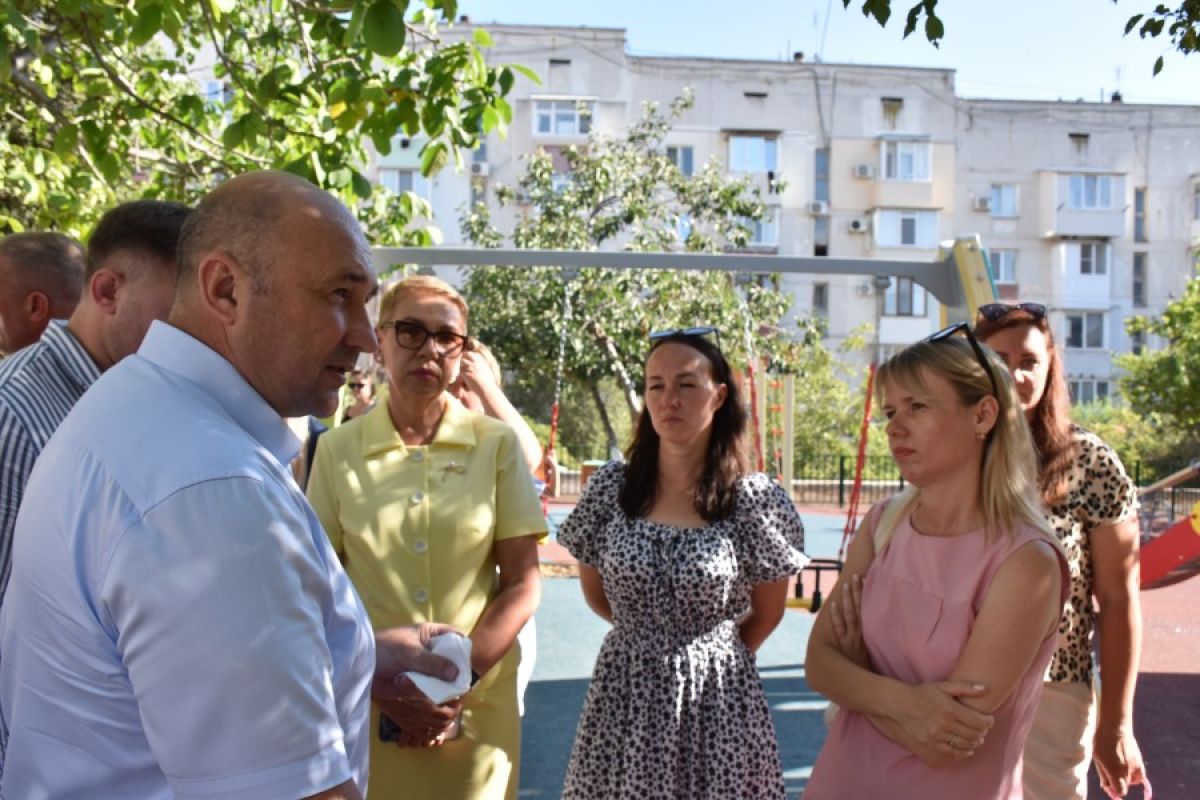 На улице Маринеско отремонтировали детскую площадку