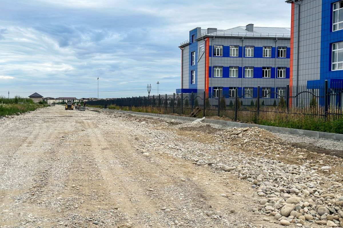 Продолжаются дорожные работы по улице Кабардинской в Чегеме