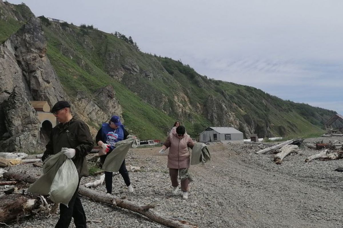 Волонтёры навели порядок  на побережье Охотского моря