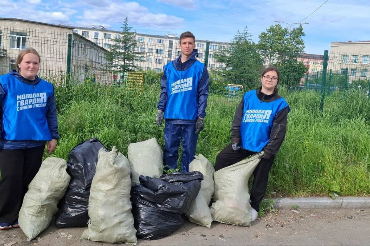Более 20 субботников провели в Магадане этим летом активисты «Молодой Гвардии Единой России»