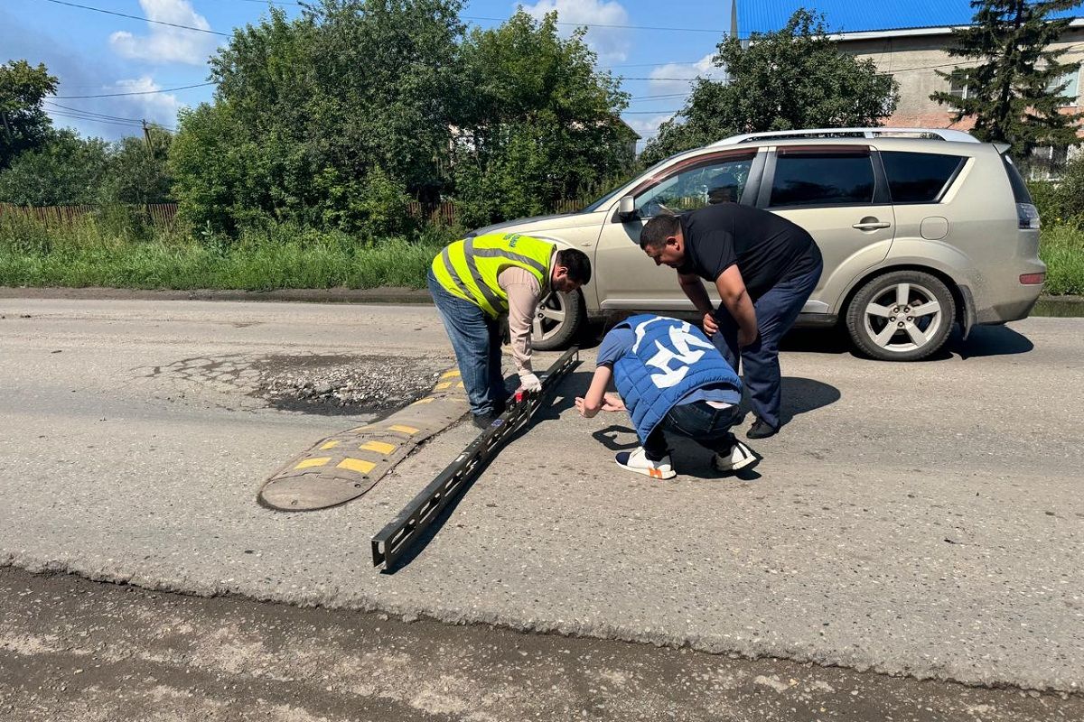«Единая Россия» организовала рейд на проблемный участок дороги в селе Пушкино Омского района