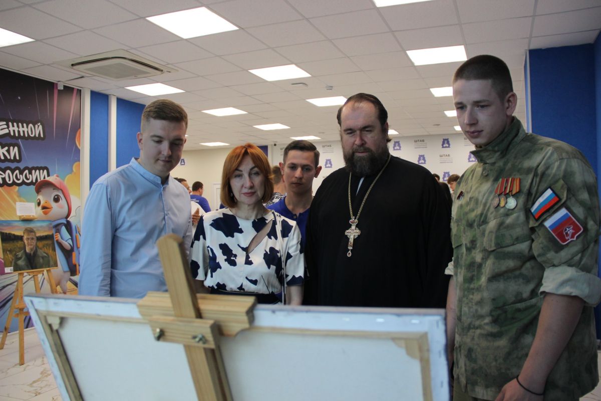 На площадке партии куряне могут познакомиться с выставкой «МЫ ВМЕСТЕ. НА ПЕРЕДОВОЙ»