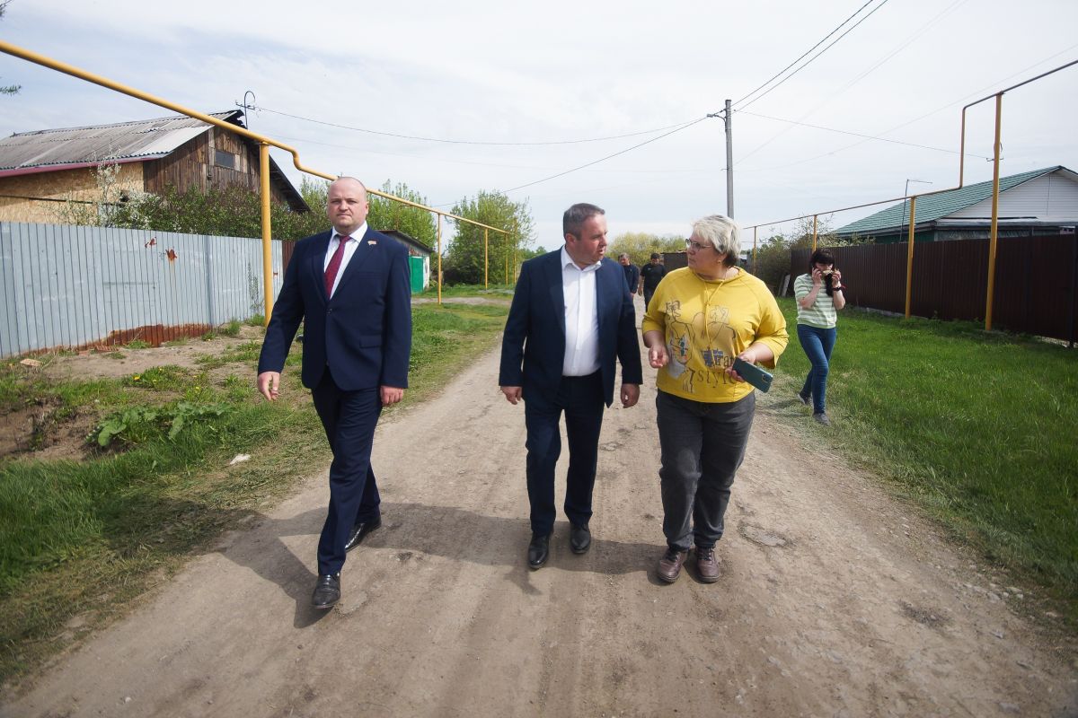 В поселке Аэропорт-2 Металлургического района продолжается обновление дорожного полотна
