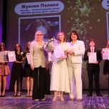 Депутат «Единой России» Ирина Жукова поздравила выпускников города Шахты