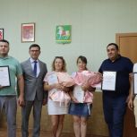Депутат Госдумы Игорь Антропенко наградил лузинских волонтеров за помощь бойцам СВО