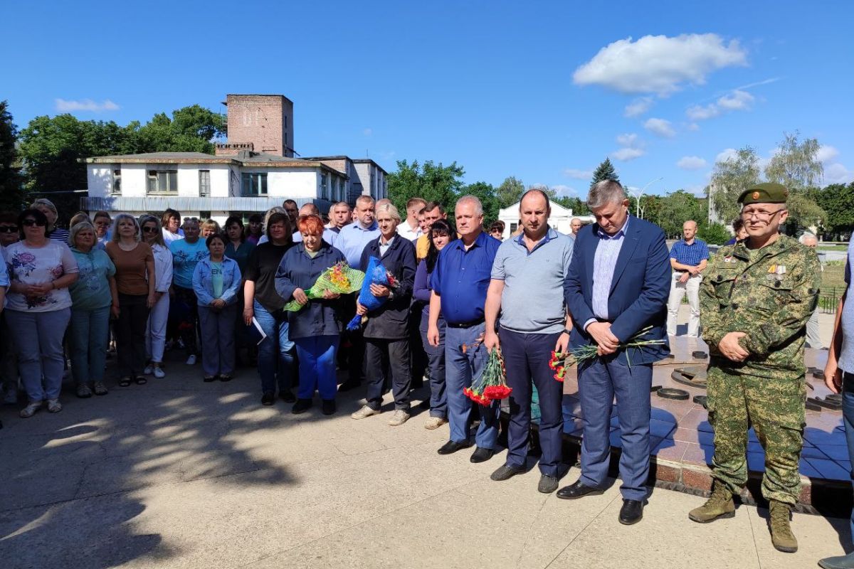 «Выбирай своё»: На заводе «ЛугаМаш» увековечили имена сотрудников, погибших при защите Донбасса