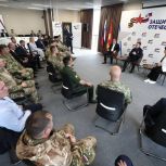 Владимир Якушев вручил партбилеты «Единой России» участникам СВО в Едином центре поддержки и реабилитации участников СВО