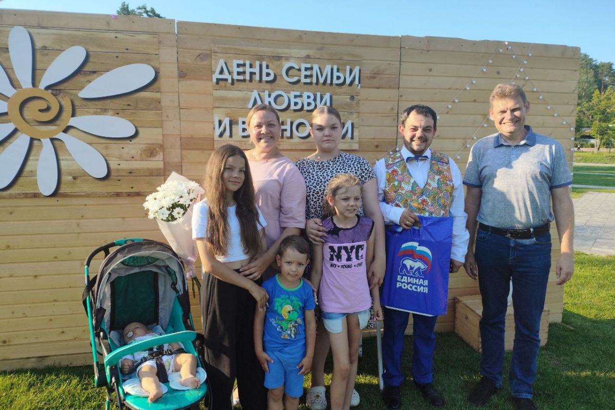 Сергей Четвериков поздравил многодетную семью с праздником
