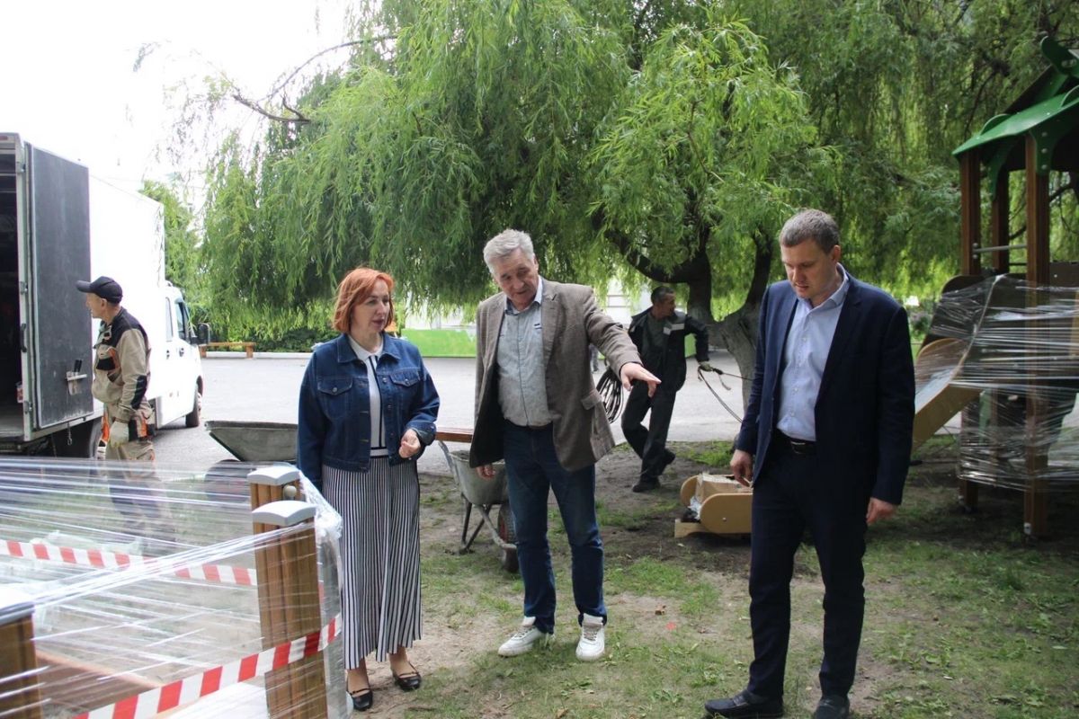 Единороссы устанавливают детские площадки и тренажеры в ПВР Курского ГАУ