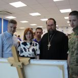 На площадке партии куряне могут познакомиться с выставкой «МЫ ВМЕСТЕ. НА ПЕРЕДОВОЙ»