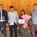 Активисты местного отделения партии «Единая Россия» в Сунженском районе во главе с секретарем МО Магомедом Евлоевым в честь Дня семьи, любви и верности с радостью посетили семью Ахильговых