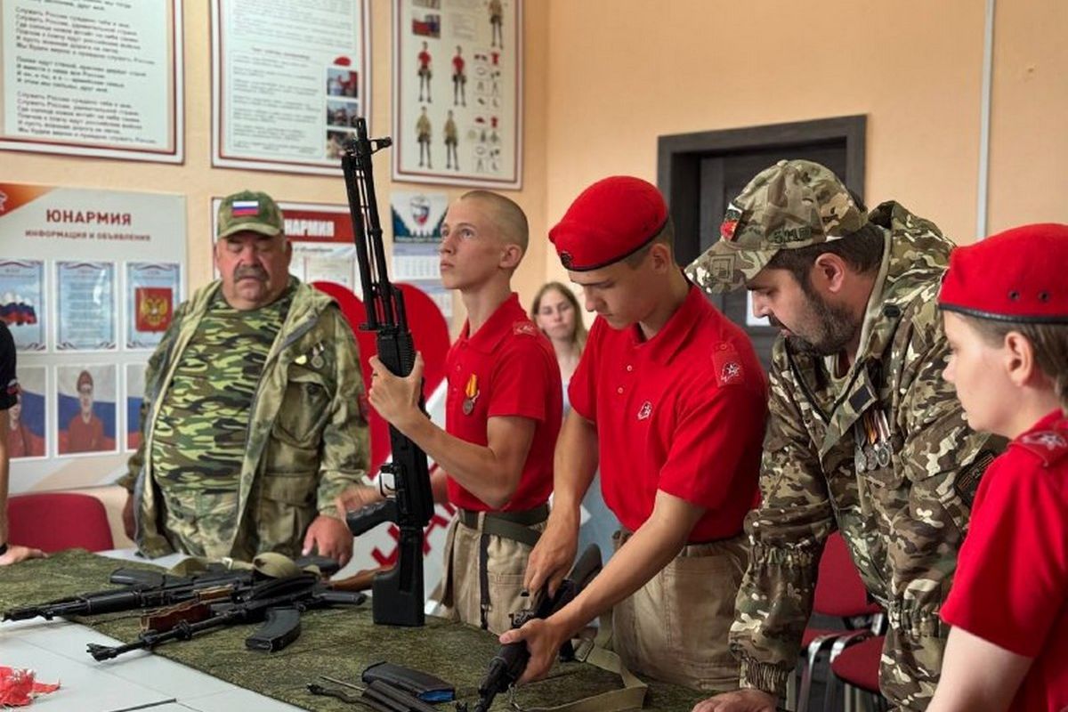 В Калтане единороссы провели урок мужества для школьников