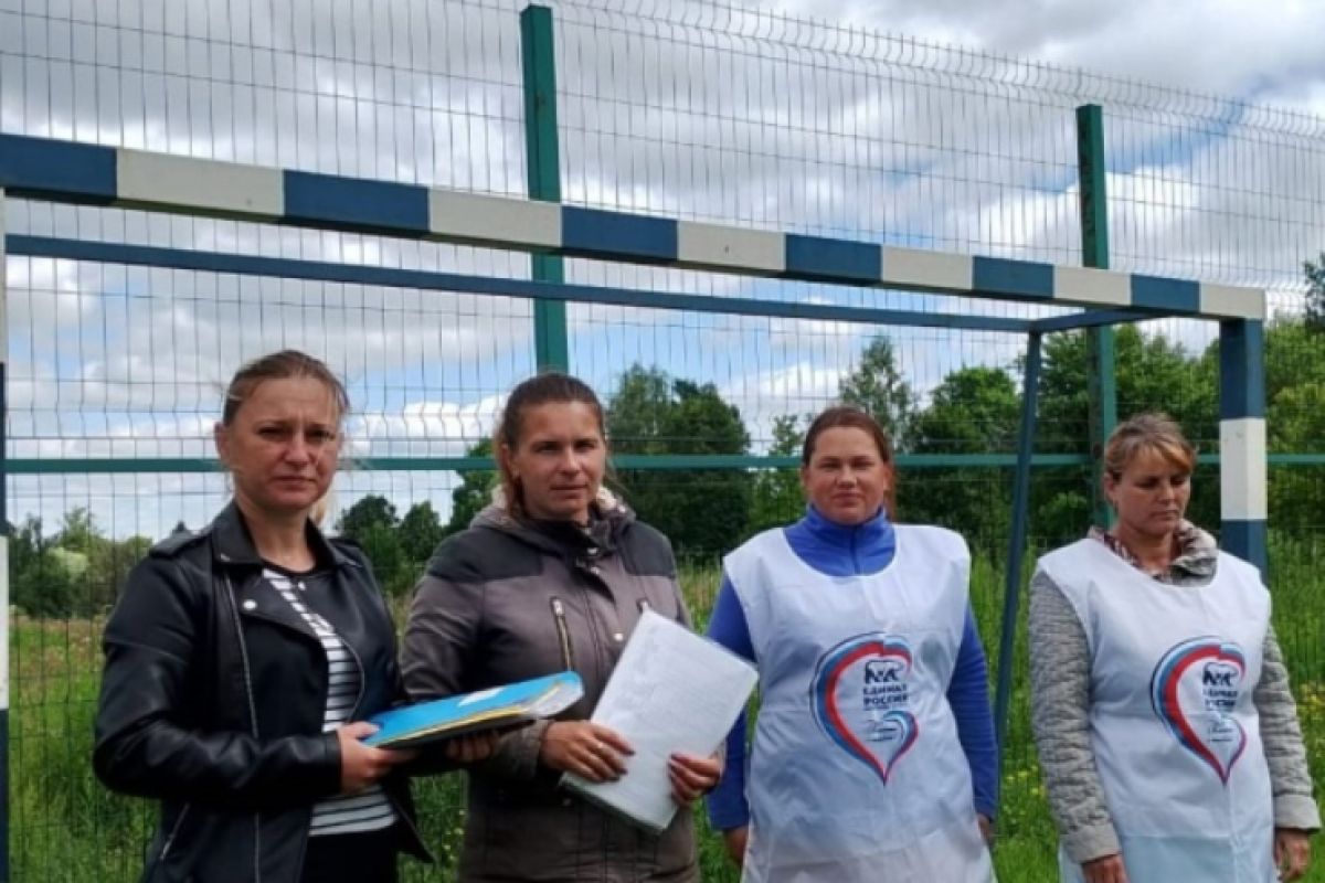 «Партийный десант» проверил состояние и качество футбольных полей в  Перемышльском районе