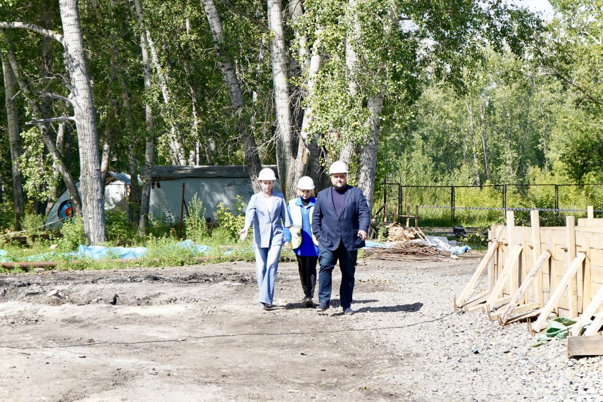 Активисты партии «Единая Россия» проверили строительство «умной» спортивной площадки