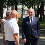 Депутат Госдумы от «Единой России» Сергей Неверов приобрёл для Рославльской школы новый линолеум