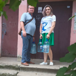 Стахановские единороссы доставляют воду маломобильным жителям города