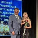 Депутат «Единой России» Владимир Влазнев поздравил азовских выпускников с успешным завершением учебы