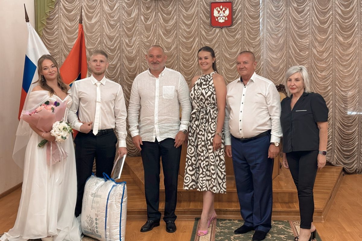 Партийцы Нахимовского района поздравили молодоженов со вступлением в брак
