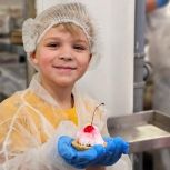 «Единая Россия» организовала экскурсию в кондитерские цеха для семей участников СВО