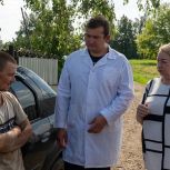 Единороссы побывали в семье, позаботившейся о беспризорной буренке из Суджанского района