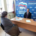 Игорь Володин провёл приём граждан и вручил партбилеты новым членам партии