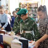 Алексей Зеленин передал детские книги в сельскую библиотеку
