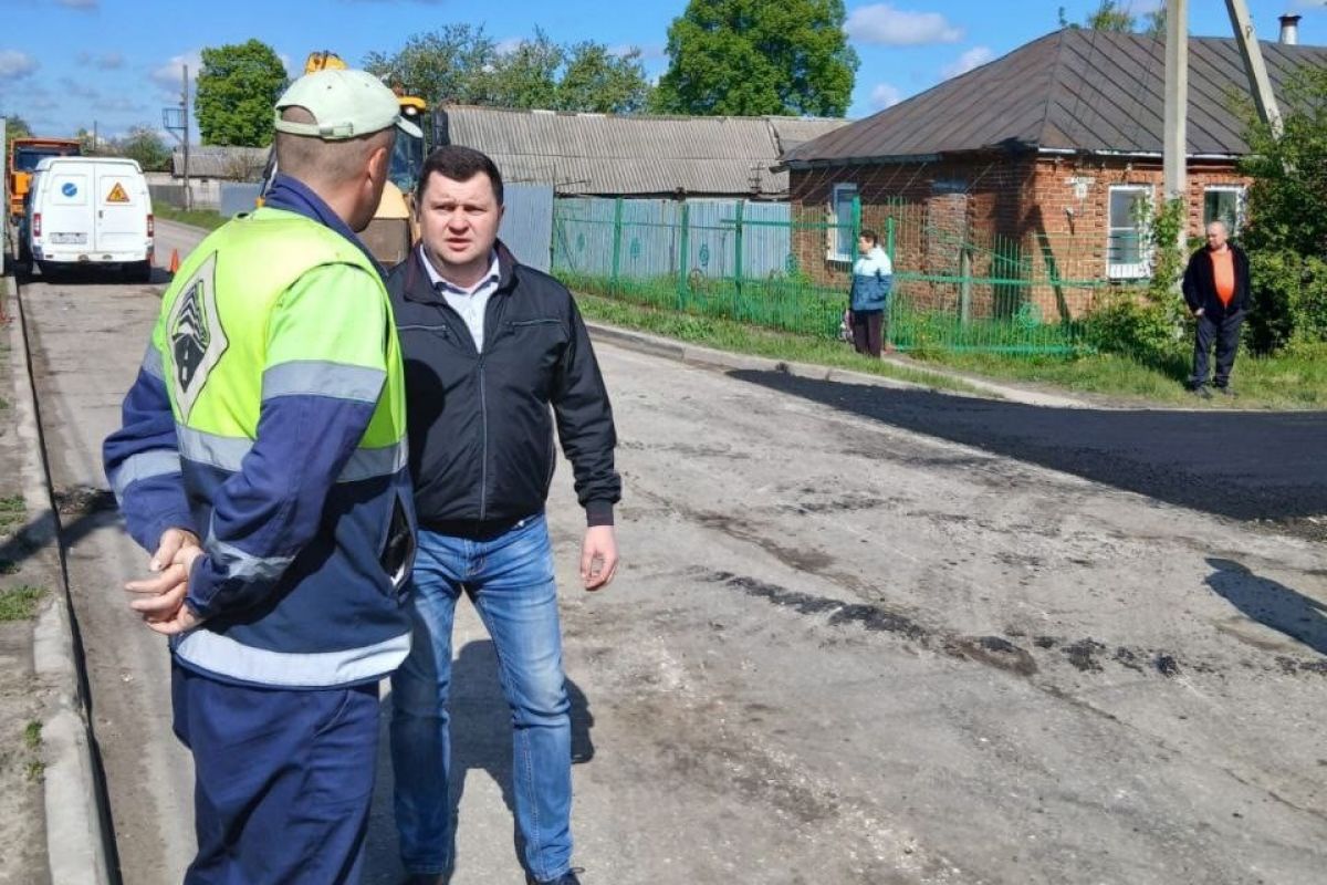 Михаил Белькевич проконтролировал ремонт асфальтового покрытия на улице Мусоргского и Гайдара