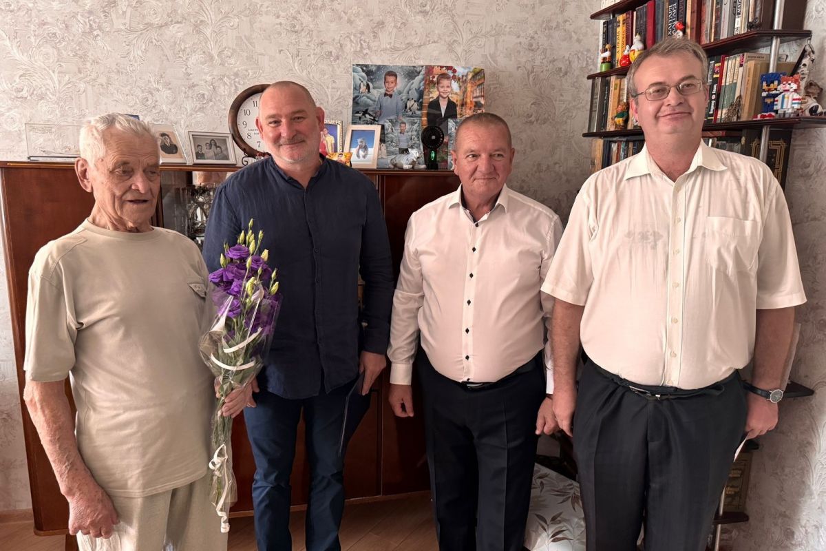 Партийцы «Единой России» поздравили с Днем рождения ветерана Михаила Кузьмина