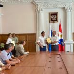 Владимир Немцев вручил благодарственную грамоту Александру Брыжаку за помощь в подготовке автопробега «Дорогами Победы»
