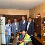 Евгений Абарюс поздравил ветерана становления Калининградской области Ларису Ефимовну Тихонову со 100-летним юбилеем