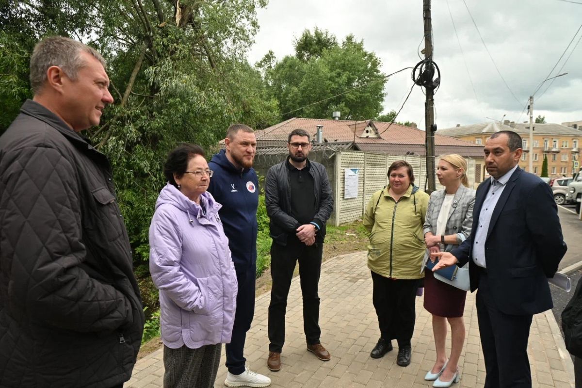 В Великих Луках перед пешеходным железнодорожным мостом появился уютный сквер