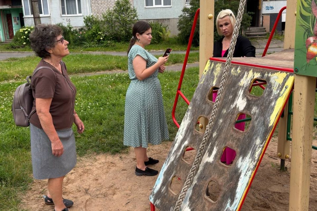 Безопасность детских площадок округа № 2 проверили в Пскове