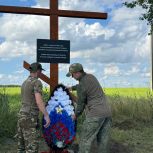 Волонтёры «Единой России» установили памятный крест погибшим в Курском приграничье военным медикам