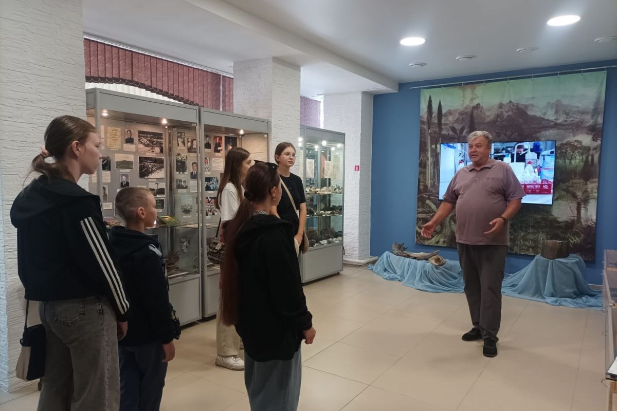 Единороссы показали кузбасским школьникам бивни мамонта