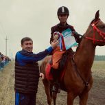 Партийцы Алапаевского района вручили призы победителям конных скачек