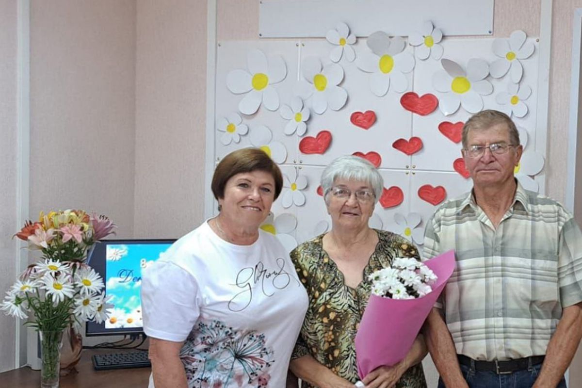 В Лысых Горах поздравили супругов Желновых с золотой свадьбой