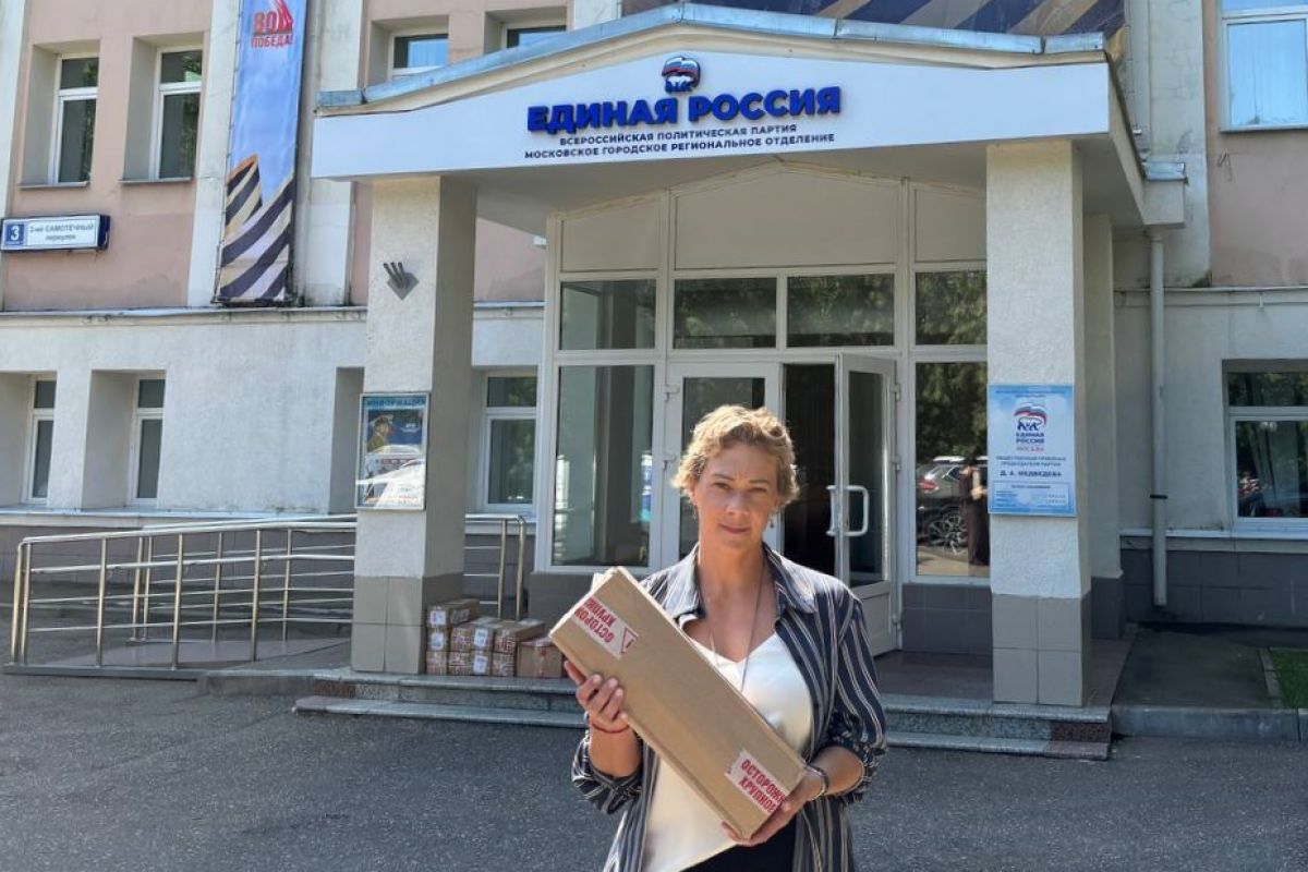 Депутат МГД Ольга Зайцева передала огнетушители для бойцов СВО