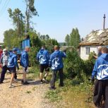 «Единая Россия» помогает устранять последствия урагана в деревне в Псковской области