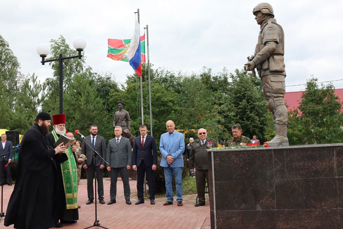 При поддержке «Единой России» в Тербунах открыли памятник участникам СВО