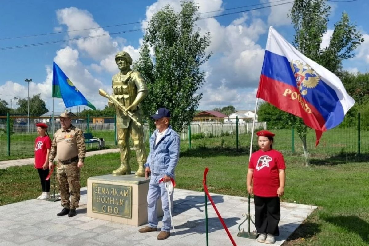 В День ветеранов боевых действий в Большеглушицком районе открыли два памятника воинам спецоперации