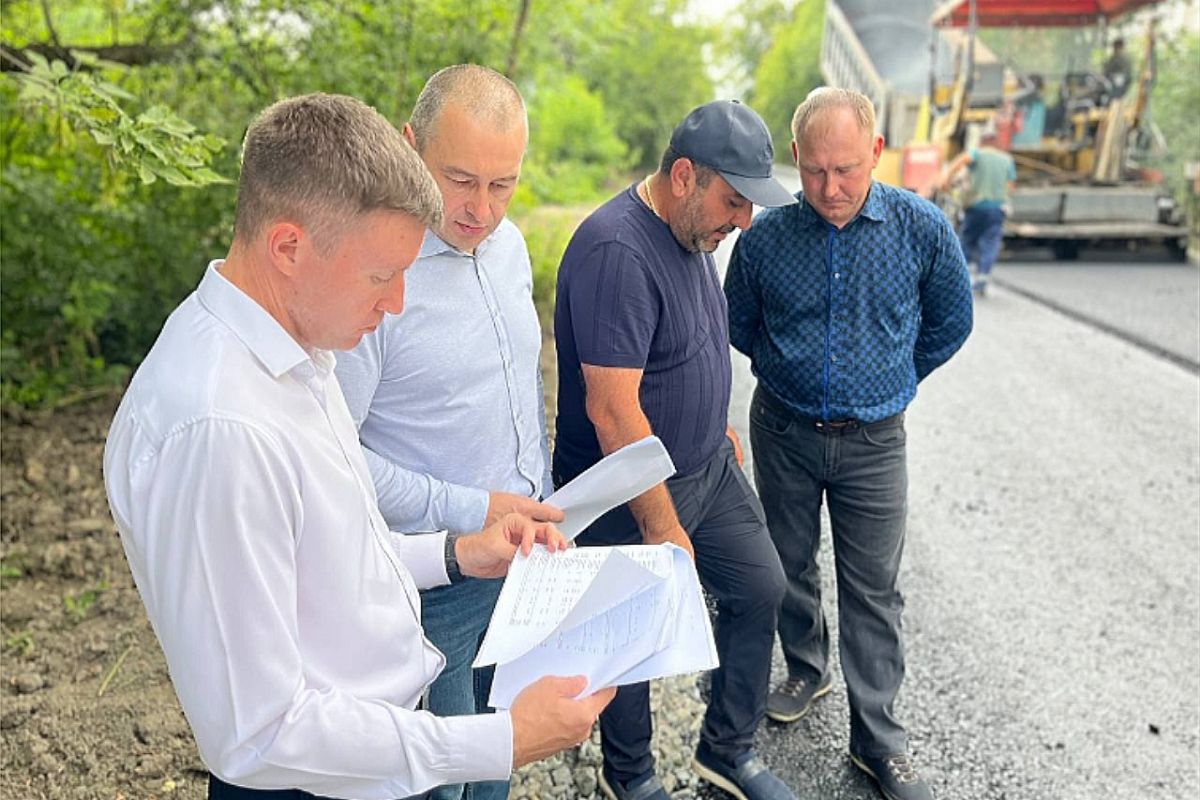 В Зауральском городском поселении продолжается ремонт улично-дорожной сети, а именно асфальтирование Южного проезда