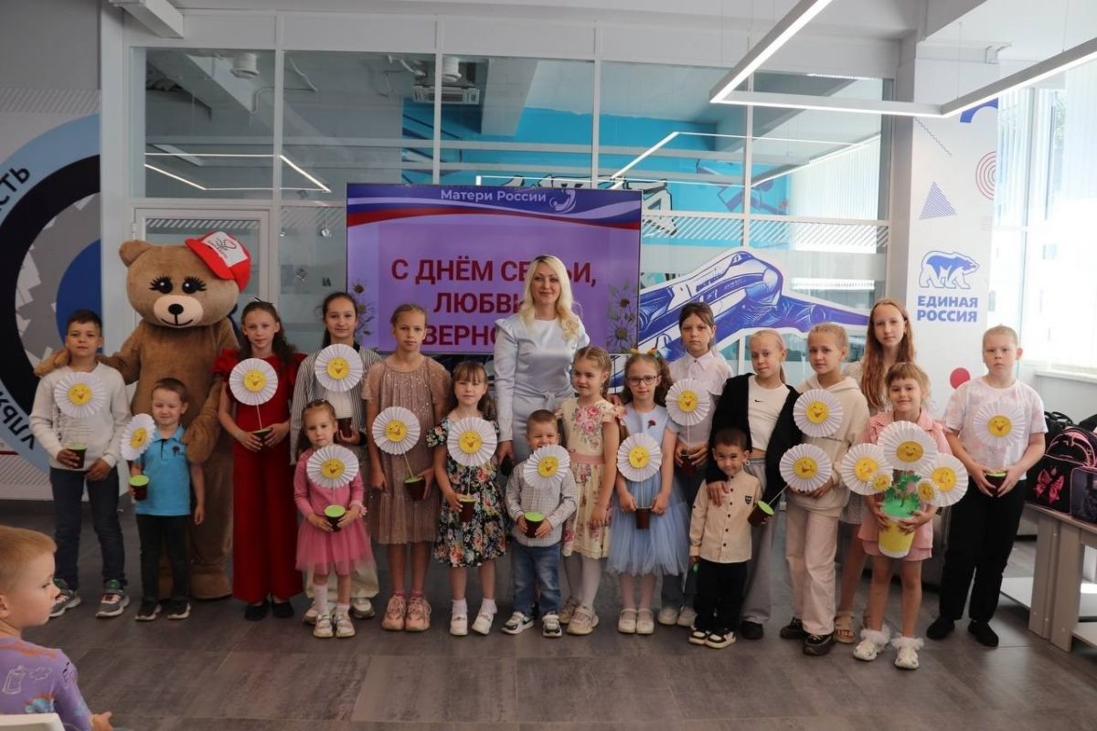 «Единая Россия» поздравила ульяновцев с Днем семьи, любви и верности