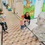 В Когалыме единороссы организовали акцию «Детские ладошки V руках Югры»