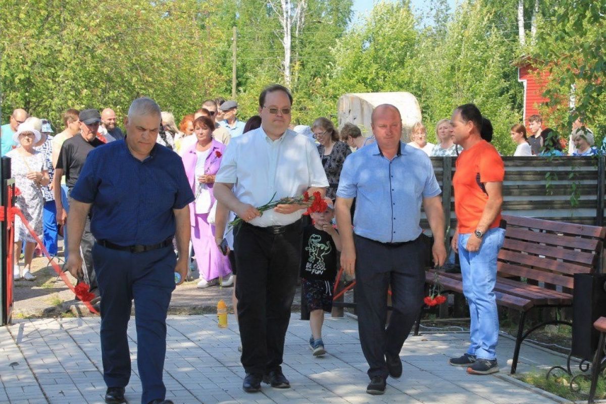 В поселке Самодед торжественно открыли обновленный обелиск воинам-землякам, погибшим в годы Великой Отечественной войны